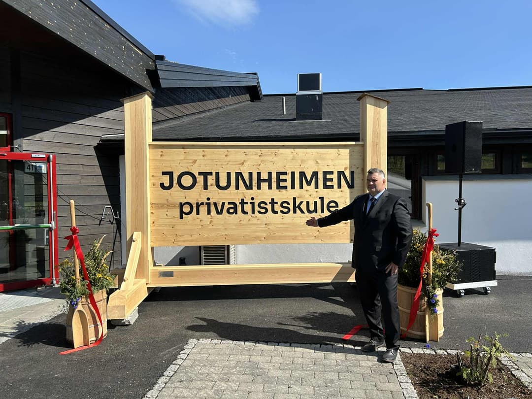 Rektor ved Jotunheimen vgs., Tor Olav Mundal, står foran tre-skilt