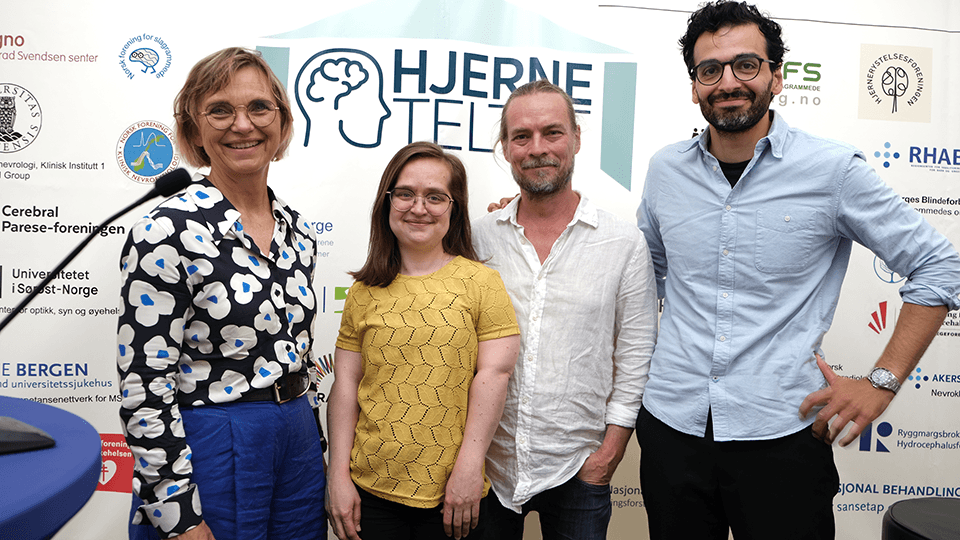 F.V Generalsekretær i FFO, Lilly Ann Elvestad, seniorrådgiver i FFO, Anette Remme, psykolog Peder Kjøs og lege Kaveh Rashidi. Alle er sommerlig kledd med bukse og skjorter i lyse farger. Foto: Christine Kristoffersen/Frambu Media