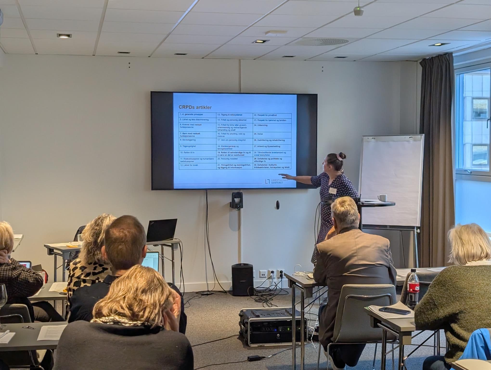 Frøydis Sund utfordret brukermedvirkere til å være normbevisste, ga opplæring og CRPD og å kreve likestilling i praksis. Bildet er fra Innlandet FFOs erfaringskonferanse 27.-28. september 2025.