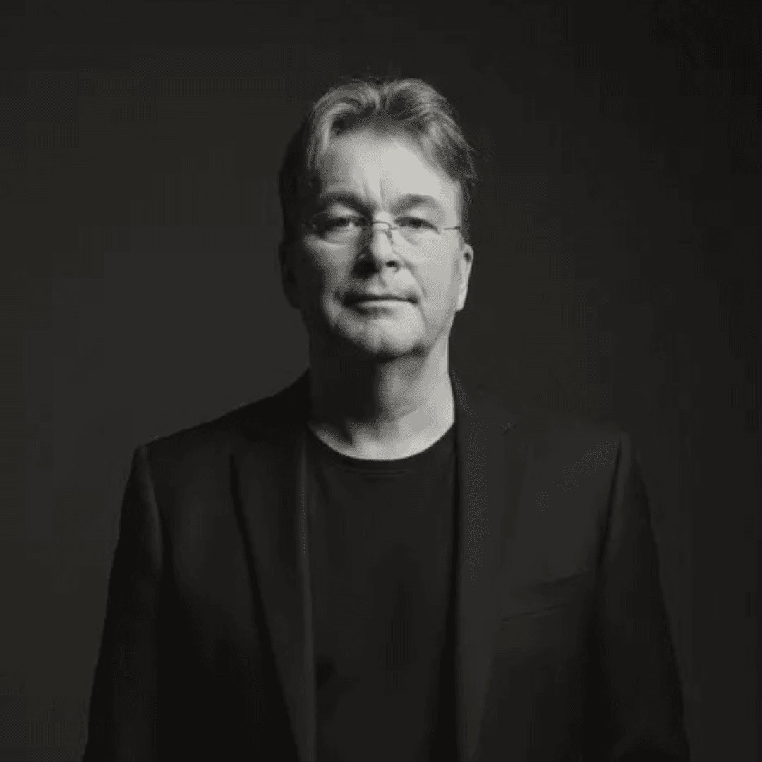 Portrettbilde av Anfinn Hammer Feng. Han har på seg en mørk dress, har kort hår og bruker briller.