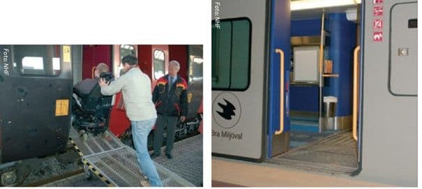 Bildet viser på den ene siden en passasjer i rullestol på vei inn i toget ved hjelp av en rampe. På den andre siden er det bilde av et tog perrongen er i samme høyde som toget. Da kunne passasjeren ha kjørt rett inn i toget uten rampe og hjelp.